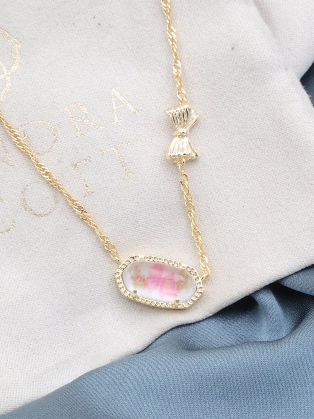 Kendra Scott Elisa Bow Gold Rosa Beaux Necklace NEW Perfect condition - Picture 2 of 2